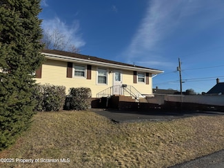 813 Washington St, Throop, PA 18512