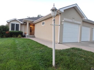 2416 SW Golf View Dr, Topeka, KS 66614