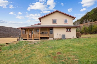 933 Iowa River Dr, Dorchester, IA 52140