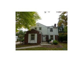 2804 Pembroke Rd, Ottawa Hills, OH 43606