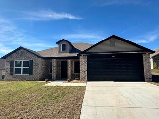 1265 Meadows Dr, Benton, AR 72019