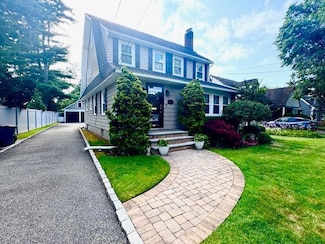 987 E Prospect St, Woodmere, NY 11598