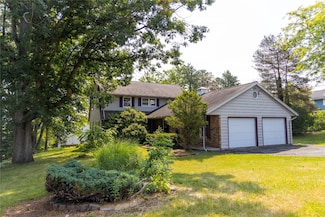 2 Wellington Dr, Endicott, NY 13760