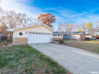 2523 N Rockwood Dr, Peoria, IL 61604