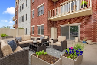 965 Rogers St Unit 208, Downers Grove, IL 60515