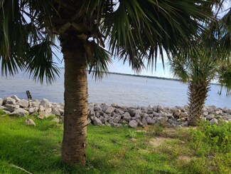 13 Bayshore Dr, Shalimar, FL 32579