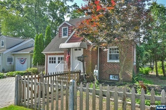 36 Grove St, Waldwick, NJ 07463