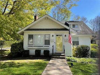 38 Sammis St, Huntington, NY 11743