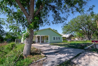 1510 N Llano St, Junction, TX 76849