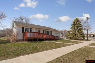 137 137 N 2nd Ave, Waldorf, MN 56091