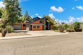 2221 S Hall St, Visalia, CA 93277