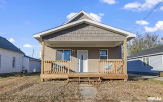 204 E Madison St, Girard, IL 62640