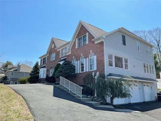 12 Dickens St, Stony Point, NY 10980