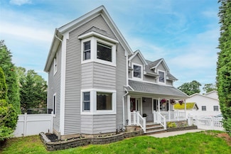 7 Cottage Place, Amityville, NY 11701