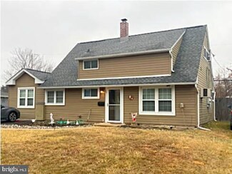 45 Goldenridge Dr, Levittown, PA 19057
