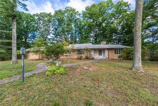 5 Maplecrest Dr, Greenville, RI 02828