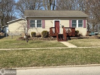 903 S 8th St, Clear Lake, IA 50428