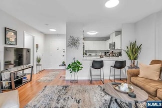 1203 River Rd Unit 20A, Edgewater, NJ 07020