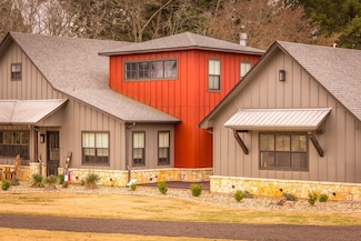 555 Hunt Dr, Gladewater, TX 75647