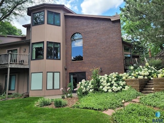 1 S Le Chateau Place, Sioux Falls, SD 57105
