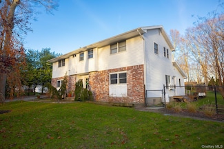 94 Kings Dr, Riverhead, NY 11901