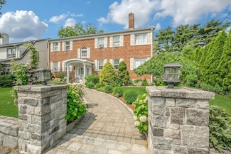 38 Pelhamside Dr, New Rochelle, NY 10801