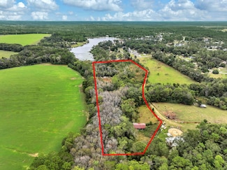 685 Pinewood Dr, Defuniak Springs, FL 32433