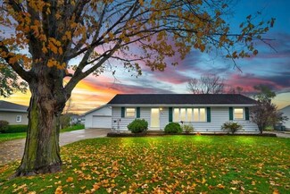 650 Freeseway Dr, Robins, IA 52328