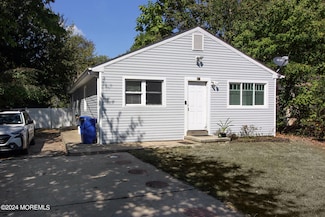 122 W 6th St, Howell, NJ 07731