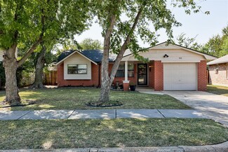 912 NW 15th St, Moore, OK 73160