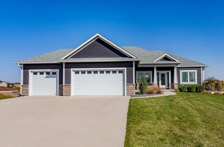 129 Lake Shore Dr, Dallas Center, IA 50063