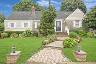 3309 Balsam St, Oceanside, NY 11572