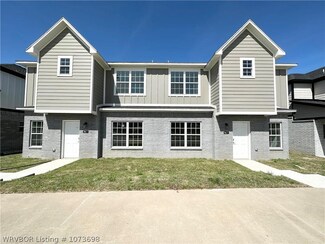 915 S Benchmark Ln, Fayetteville, AR 72704