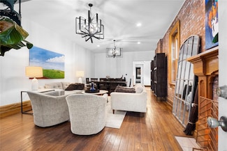 922 Russell Blvd, Saint Louis, MO 63104