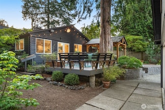 18906 32nd Ave NE, Lake Forest Park, WA 98155
