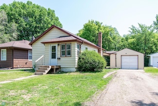 318 12th St N, Moorhead, MN 56560