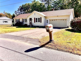 109 Eggleston St, Corinth, NY 12822