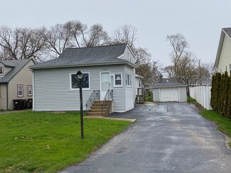 4704 W Lakeshore Dr, McCullom Lake, IL 60050