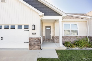 806 Applewood Creek Dr, Fairview Heights, IL 62208