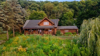 1033 Butternut Ln, La Crescent, MN 55947