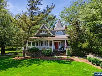 1043 Westwood Ave, Old Tappan, NJ 07675