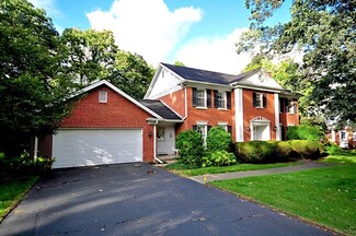 39 Cambridge Dr, Oak Brook, IL 60523