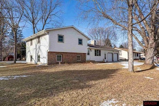 353 353 E 1st St, Gaylord, MN 55334