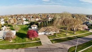 823 Redwood Rd, Grand Island, NE 68803