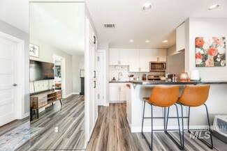 1139 N Camelot Dr, Boise, ID 83704