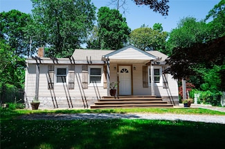 27 Cynthia Ln, Center Moriches, NY 11934