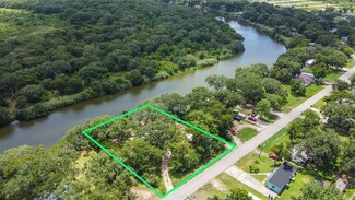 2726 Shady Creek Ln, Freeport, TX 77541