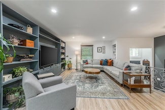 8726 W 104th St, Overland Park, KS 66212