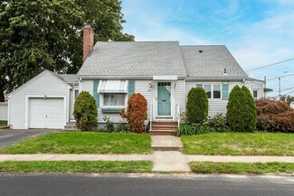 80 Grantland Rd, Cranston, RI 02910