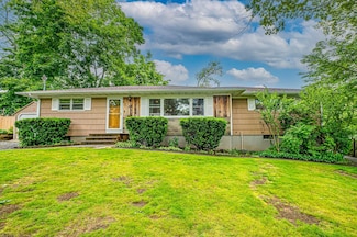 53 Satinwood Rd, Rocky Point, NY 11778